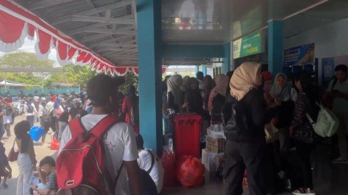 Antrean panjang penumpang di Pelabuhan Semut Mangga Dua Ternate, Maluku Utara, Selasa (26/11/2024). Ini penyeban banyak ASN Pemprov Maluku Utara telat berkantor di Sofifi.
