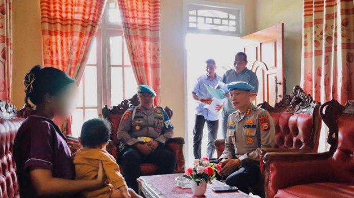 KASUS - Kabid Propam Polda Maluku Utara Kombes Pol Indra Pramana saat mendatangi kediaman korban di Kelurahan Kalumata, Selasa (8/7/2025).