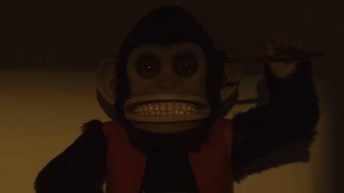 SINOPSIS FILM - Mainan monyet dalam film The Monkey, tangkapan layar pada Kamis (6/3/2025) dari trailer di Instagram @themonkey_film.