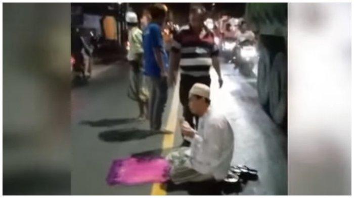 Sosok pria yang salat di tengah jalan di Gresik, Jawa Timur, kabarnya berasal dari Lamongan.
