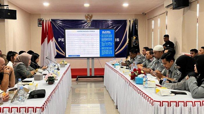 SINERGI: Suasana rapat Kemenkum Malut dengan DPRD Malut