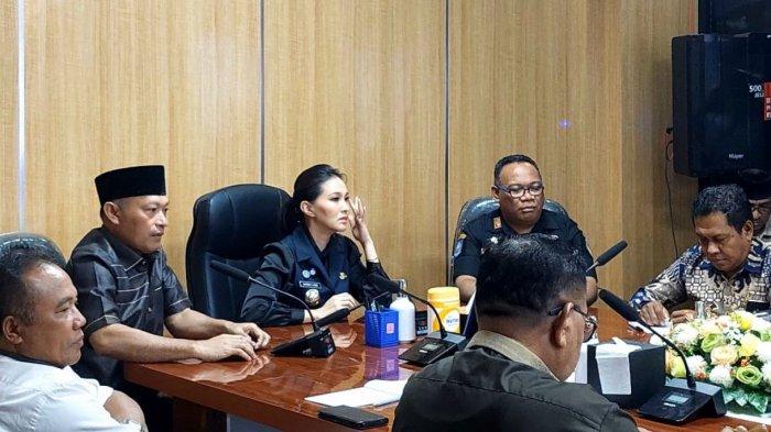 PASAR MURAH - Rapat koordinasi pelaksanaan pasar murah yang dipimpin Gubernur Maluku Utara Sherly Laos, Jumat (7/3/2025).
