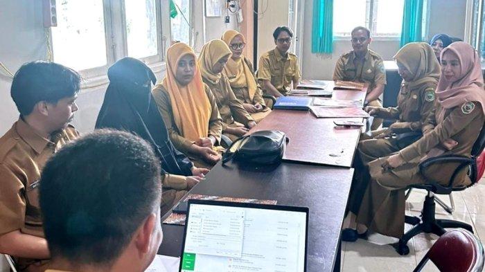 KEPEGAWAIAN: Sejumlah pegawai baru (PNS dan PPPK) bersama Kepala Disparbud Halmahera Timur, Maluku Utara lakukan rapat pengenalan diri, Jumat (27/6/2025)