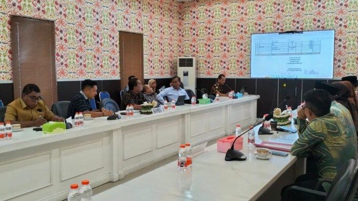 RAPAT: Suasana rapat Anggota Komisi I DPRD Kota Ternate, Maluku Utara bersama sejumlah Camat dan Bagian Ekonomi Setda Kota Ternate, Kamis (12/6/2025)