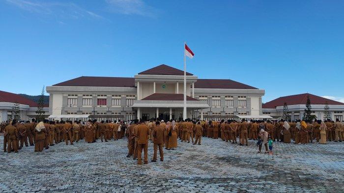 HUKUMAN: Suasana apel pegawai lingkup Pemkab Halmahera Timur, Maluku Utara, Kamis (26/6/2026)