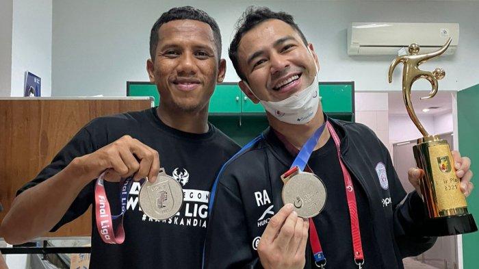 Bersama pemilik klub Raffi Ahmad, Saddam Hi Tenang, memperlihatkan Medali Runner Up Liga 2.
