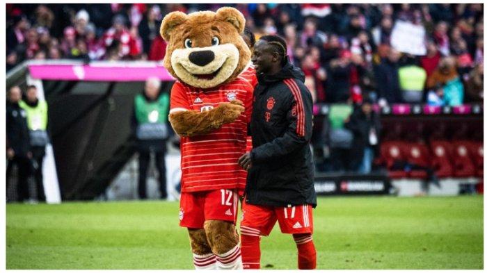 Sadio Mane bersama maskot Bayern Munich, Berni