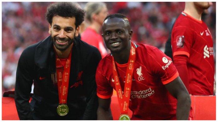 Penyerang Liverpool, Mohamed Salah, saat bersama Sadio Mane yang kini berlabuh ke Bayern Munich.
