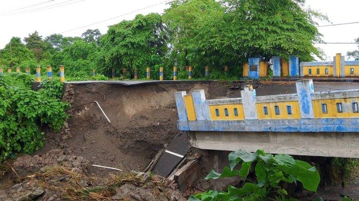 BENCANA: Kondisi jembatan Tuokana, Kecamatan Bacan Selatan, Halmahera Selatan, Maluku Utara yang ambruk akibat banjir, Minggu (22/6/2025)