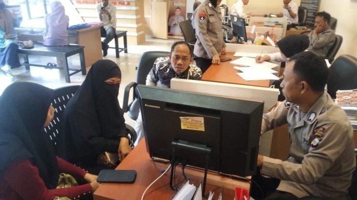 PERSELINGKUHAN - Lisnawaty Amrudani (46) warga Kelurahan Ngade, Kecamatan Ternate Selatan melaporkan suaminya Salmin Janidi ke Polda Maluku Utara, Rabu (9/4/2025).