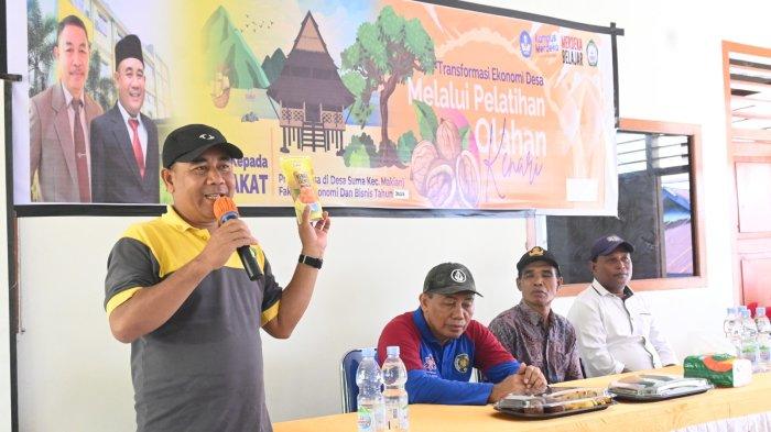 BINAAN DESA - Foto saat sambutan Dekan FEB Unkhair Ternate Muhsin N. Bailussy, pada program Desa Binaan di Desa Suma, Kecamatan Pulau Makian, Kabupaten Halmahera Selatan. FEB Unkhair Ternate dorong Pemberdayaan Masyarakat lewat pengolahan kenari.