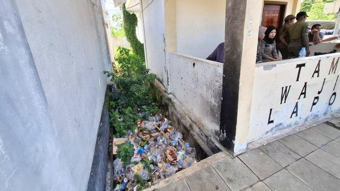 KEBERSIHAN: Tampak sampah plastik berserakan di pos jaga pintu masuk kantor Pemerintahan Terpadu Pulau Morotai, Maluku Utara, Rabu (28/5/2025)