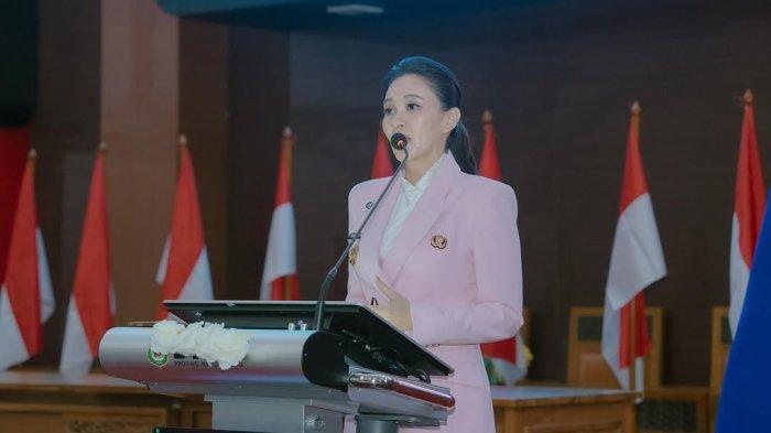 PELANTIKAN PKK MALUT - Gubernur Maluku Utara, Sherly Laos di pelantikan Ketua PKK Kabupaten/Kota Se-Maluku Utara, di Auditorium DPRD Maluku Utara, Sofifi, Senin (10/3/2025).