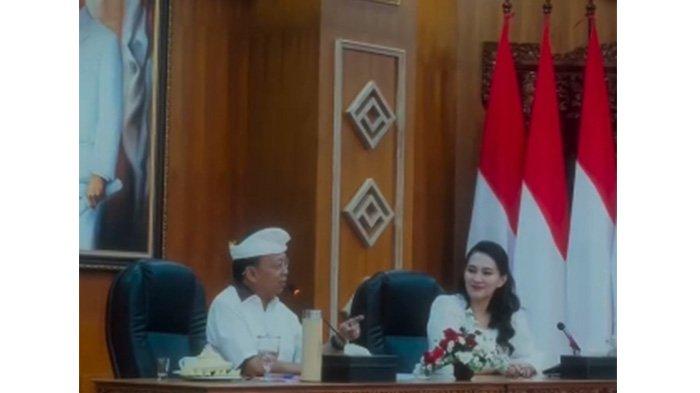 PERSELINGKUHAN - Gubernur Provinsi Maluku Utara, Sherly Laos dan Gubernur Bali, I Wayan Koster, Sabtu 12 Juli 2025 di Denpasar. Kunjungan kerja Sherly ke bali itu, mempelajari penerapan Monitoring Center for Prevention (MCP), sistem pemantauan yang dikembangkan Komisi Pemberantasan Korupsi (KPK) RI. Dalam kunjungan tersebut, Sherly Laos disarankan untuk copot Kepala OPD yang kedapatan selingkuh.