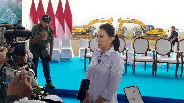 AGENDA - Gubernur Maluku Utara, Sherly Laos, saat diwawancarai pada acara peletakkan batu pertama pembangunan Ekosistem Industri Batrai Kendaraan Listrik Terintegrasi Konsorsium IBC-CBL di Halmahera Timur, Buli, Minggu (29/6/2025).