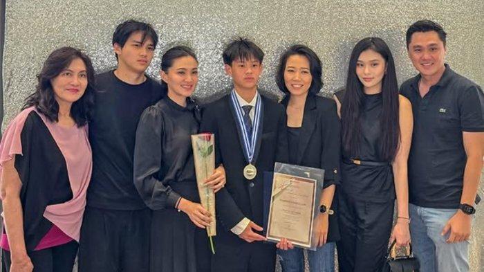 Gubernur Maluku Utara, Sherly Laos atau Sherly Tjoanda, bersama ketiga anaknya, Edbert Laos, Edelyn Laos, dan Endrick Laos, serta tiga kerabat.
