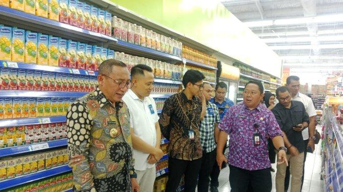 Wali Kota Ternate bersama TPID sidak di Hypermart Ternate, Kamis (19/12/2024).
