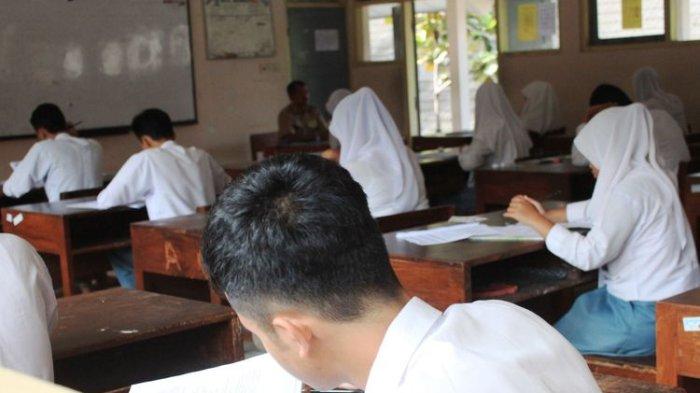 ILUSTRASI Siswa-siswi SMA/SMK/MA di kelas