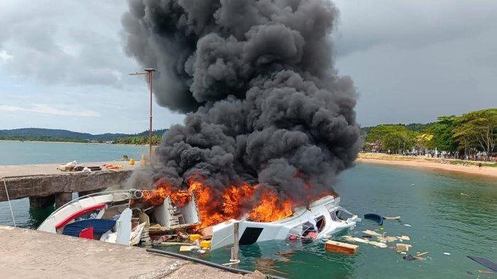 Speedboat Calon Gubernur Maluku Utara, Benny Laos terbakar di Pelabuhan Bobong, Pulau Taliabu, Sabtu (12/10/2024).