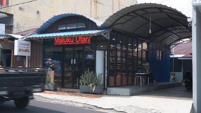 Tampak depan outlet Pakesang, Kelurahan Maliaro, Kecamatan Ternate Tengah, Kota Ternate, Maluku Utara.