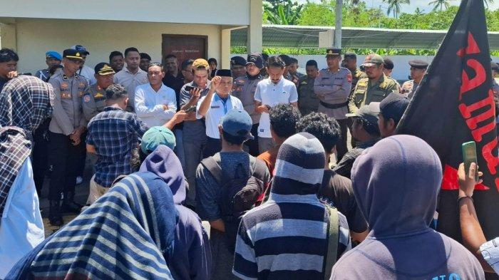 TUNTUTAN: Gelar demonstrasi soal BBM subsidi jenis minyak tanah, Pemkab Pulau Morotai, Maluku Utara perintahkan Samurai Distrik Unipas (aliansi mahasiswa) agar melaporkan langsung 9 mantan sub agen ke Polres Pulau Morotai, Rabu (28/5/2025)