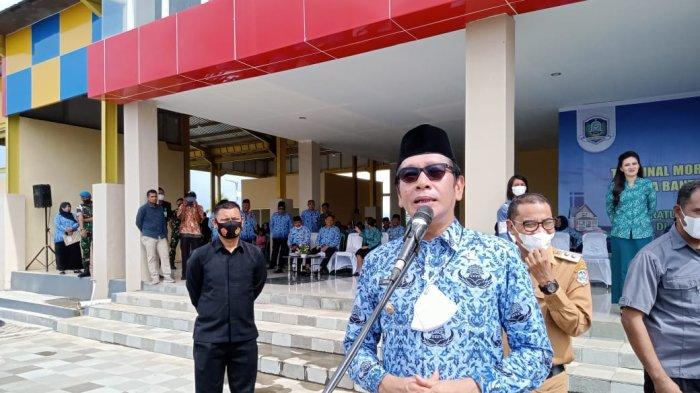 Bupati Kabupaten Pulau Morotai, Benny Laos, memimpin upacara rutin bulanan tiap tanggal 17, pada Selasa (17/05/2022) di Terminal CBD, Desa Gotalamo, Kecamatan Morotai Selatan, Kabupaten Pulau Morotai, Maluku Utara. Foto: TribunTernate.com/Fizri Nurdin.