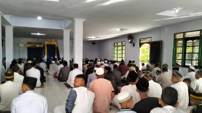 TRADISI - Momen Warga Desa Kawalo, Kabupaten Pulau Taliabu, Maluku Utara jalani Shalat Ied Hari Raya Idul Fitri 1446 H, Sabtu (29/3/2025).
