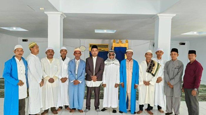 TRADISI - Foto bersama Ketua Adat, Kepala Desa Kawalo, Imam hingga warga usai jalani Shalat Ied Hari Raya Idul Fitri 1446 H, Sabtu (29/3/2025).