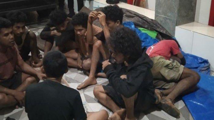 TAMBANG - Sebanyak 26 orang warga di Kabupaten Halmahera Timur yang mengatasnamakan masyarakat adat diamankan Direktorat Reserse Kriminal Umum (Ditreskrimum) Polda Maluku Utara, (19/5/2025).