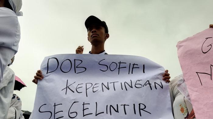 AKSI - Presidium Rakyat Tidore duduki Kedaton Kesultanan Tidore sampaikan penolakan DOB Sofifi, Kamis (17/7/2025). (TribunTernate.com/Faisal Amin)