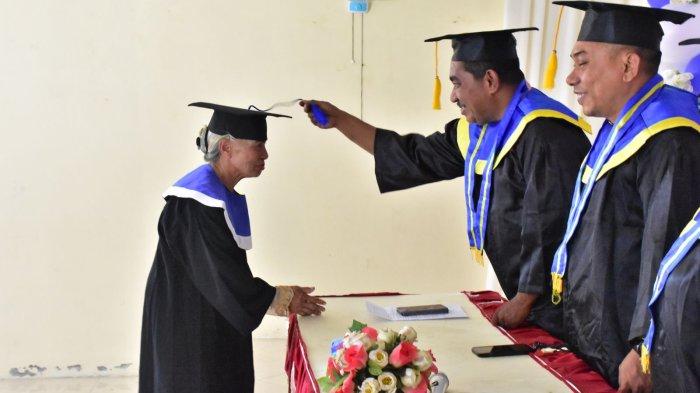 Prosesi wisuda sekolah lansia baburinho di Halmahera Timur, Maluku Utara, Kamis (7/11/2024).