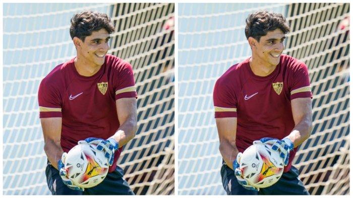Kiper asal Maroko, Yassine Bounou, saat masih bermain untuk Sevilla FC.