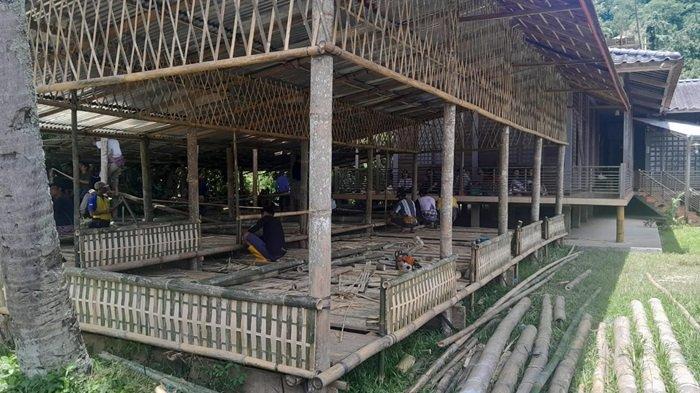 Warga Lembang Pangli, Kecamatan Sesean, Toraja Utara bergotong royong membangun lantang untuk acara Rambu Solo', Sabtu (2/3/2024).