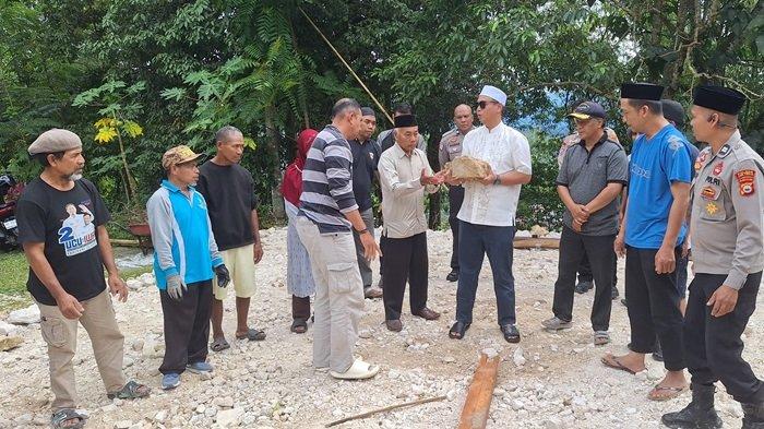 PELETAKAN BATU PERTAMA - Kapolres Tana Toraja, AKBP Budi Hermawan, melakukan peletakan batu pertama pembangunan Musolla Aisyah di Kelurahan Buntu Burake, Kecamatan Makale, Tana Toraja, Sulsel, Minggu (8/6/2025). Pembangunan Musollah ini jadi polemik karena dibangun di areal objek wisata religi.