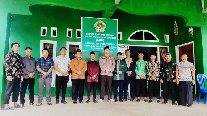 SILTURAHMI - Kapolres Tana Toraja, AKBP Budi Hermawan, bersilaturahmi dengan pengurus LDII Tana Toraja, Kamis (22/5/2025).Kunjungan ini untuk mengajak LDII bersinerga menjaga keamanan dan ketertiban di Tana Toraja.