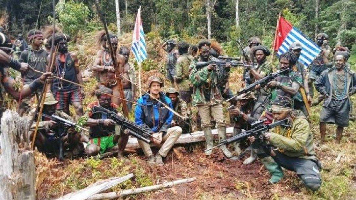 Foto Pilot Susi Air Philip Mark Merthens jaket hitam yang sedang disanderaa KKB pimpinan Egianus Kogoya.