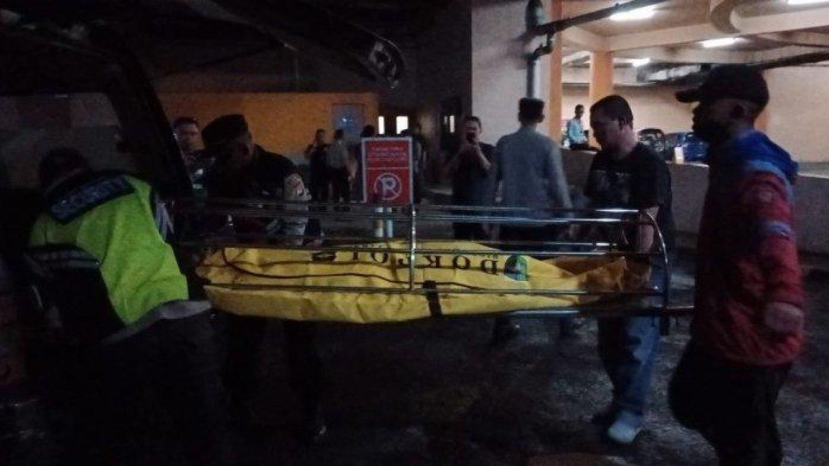 Jasad pria tanpa identitas yang tewas di Lantai 5 Mall BTM, Jumat (30/6/2023).
