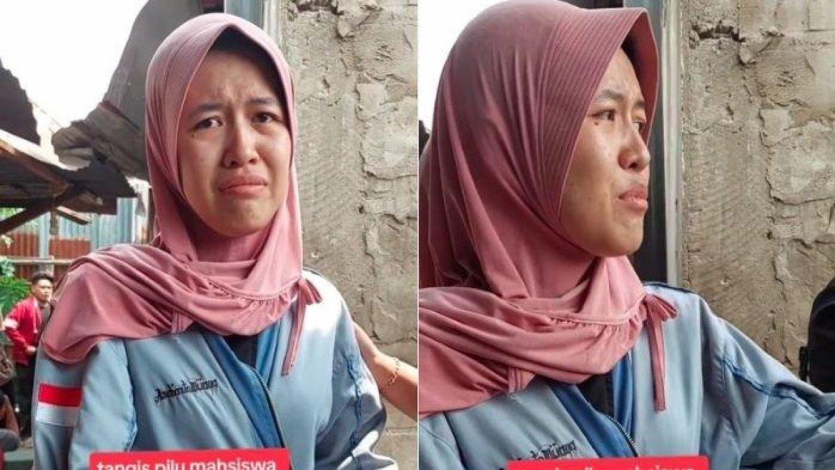 Seorang mahasiswa Universitas Sriwijaya (Unsri), Palembang, Sumatra Selatan menangis saat rumahnya terbakar.