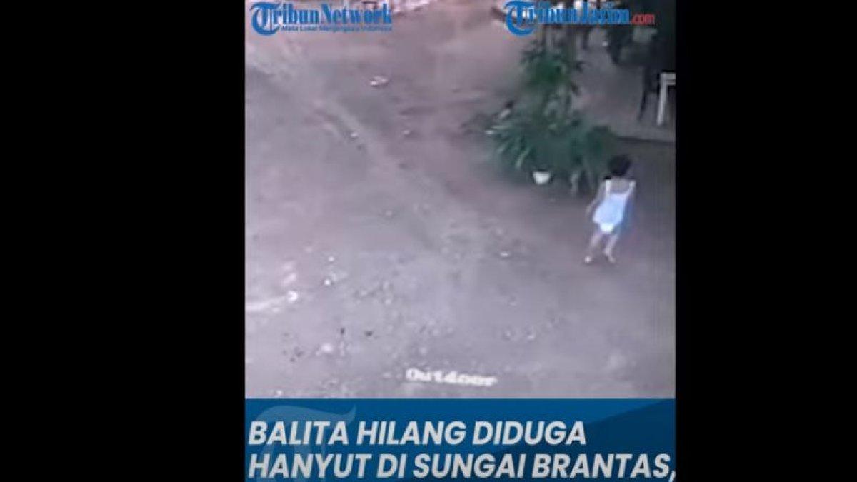 Salah satu anak Sumiarti sempat terekam CCTV sebelum tenggelam di sungai Brantas