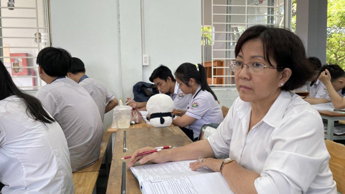 Viral seorang nenek berusia 64 tahun yang bersemangat menempuh ujian kelulusan SMA, begadang untuk belajar