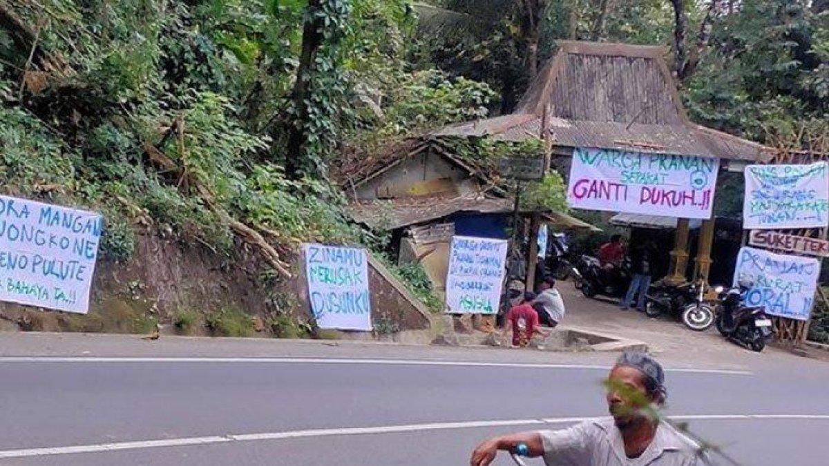 Warga memasang spanduk dan tulisan berada protes atas dugaan selingkuh sang kepala dusun di Pedukuhan Pranan, Kalurahan Banjaroya, Kapanewon Kalibawang, Kabupaten Kulon Progo, Daerah Istimewa Yogyakarta. Warga tuntut kepala dusun mundur.