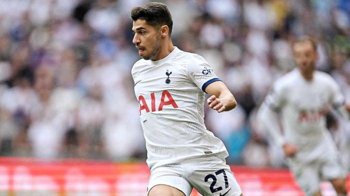 Aksi Manor Solomon saat mengawal Tottenham Hotspur