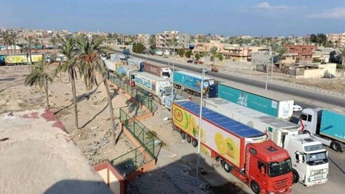 Antrean truk bantuan Gaza berbaris