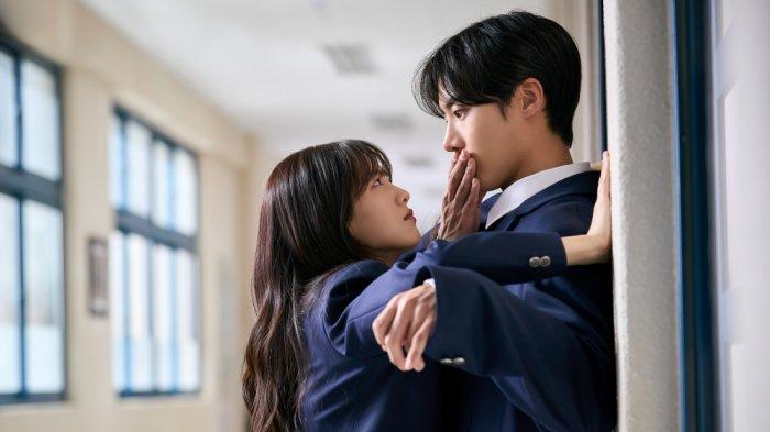 Cuplikan adegan dalam drakor Head Over Heels diunduh dari rilis Prime Video fffffff