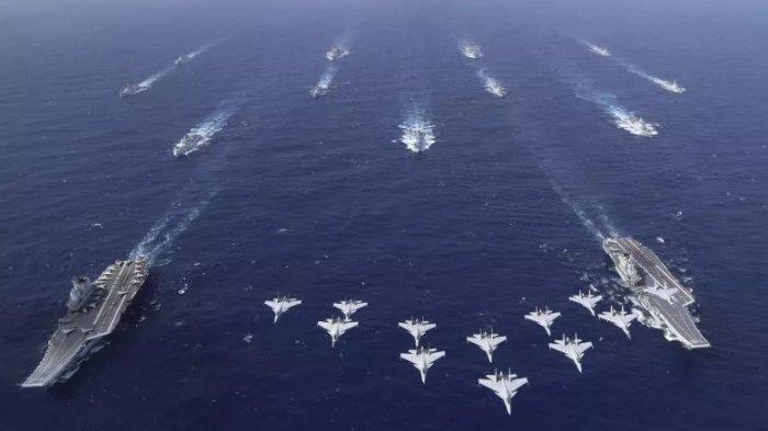 DUA KAPAL INDUK - Kapal induk Tiongkok CNS Liaoning, kanan, dan CNS Shandong