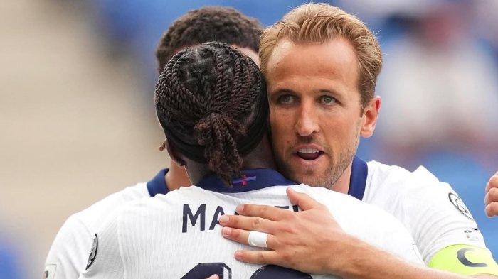 Harry Kane memeluk Noni Madueke dalam pertandingan Andorra vs Inggris