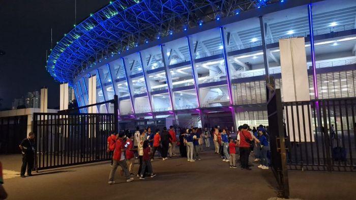 LEBIH RAMAI - Suporter Timnas Indonesia lebih ramai