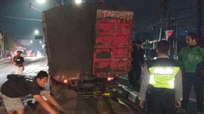 Laka truk vs bus Mira