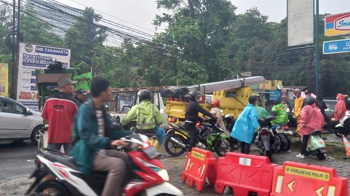 Lalu lintas kacau karena banjir Tangsel