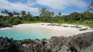 PEMALAKAN WISATAWAN DI PANTAI MANDORAK